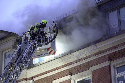 Das Feuer war gegen 6 Uhr in einer Wohnung im Dachgeschoss an der Fürstenstraße ausgebrochen.