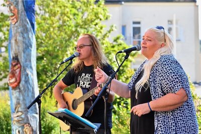 Mercedes Paulus und Michael Müller, im Vogtland bereits von anderen Auftritten bekannt, unterhielten die Besucher des Straßenfestivals musikalisch und animierten sie zum Tanz unter freiem Himmel.