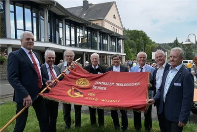 Teilnehmer des Treffens mit der Fahne des ZGB: Ullrich König, Wolfram Schlüter, Dr. Rudolf Daenecke, Walter Vielmuth, Prof. Dr. Bernd Freyer, Reiner Brumme, Ingo Schwind, Rüdiger Haase (von links). Ein Kollege aus Schmölln hatte die Fahne an seinem letzten Arbeitstag 1991 mit nach Hause genommen. So blieb sie erhalten. 