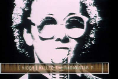 Trevor Horn von der britischen Band The Buggles im Clip „Video Killed the Radio Star“. Es war das erste Video, das MTV sendete.
