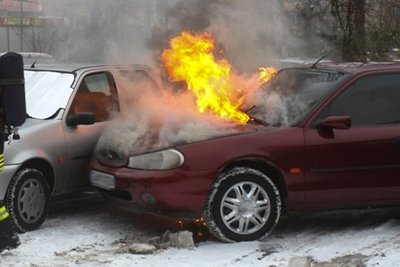 Im Zwickauer Stadtteil Niederplanitz geriet am Samstag dieser Ford in Brand.