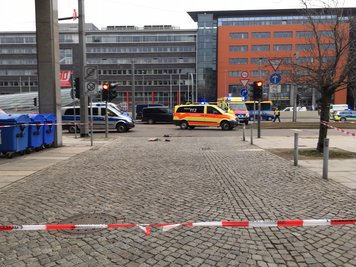 Ein tödlicher Unfall hat sich am Dienstagnachmittag auf der Bahnhofstraße im Zentrum ereignet. 