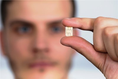 Na, wie wär's mit einer Partnerkarte fürs Smartphone? Mit solchen und ähnlichen Angeboten versuchen Mobilfunkanbieter, zusätzlichen Umsatz zu generieren. Die Gefahr, sich als Kunde von redegewandten Callcenter-Mitarbeitern übertölpeln zu lassen, ist zu groß. 