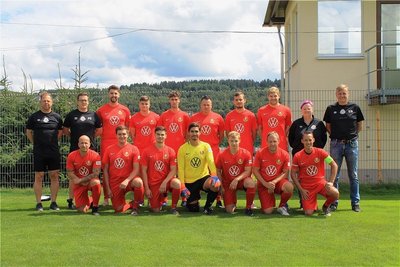FC Ehrenfriedersdorf: (h.v.l.): Trainer Torsten Schmidt, Co-Trainer Pascal Colditz, Julius Wagner, Vincent Klinger, Willie Galonska, Ronny Groß, Eric Kliem, Roy Nestler, Mannschaftsbetreuerin Mandy Nixdorf, Mannschaftsleiter Uwe Rößler; (v.v.l.): Andy König, Tommy Nixdorf, Alois Horn, John Surowka, Florian Weißbach, Frank Pfab, Hans Welsch. Es fehlen: Maik Ihle, Marc Ihle, Josef Rebentisch, Marcel Lindner.