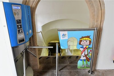 Die öffentliche Toilettenanlage im Schlosshof in Freiberg ist über ein Drehkreuz passierbar. Ihre Öffnungszeiten sind an die der Terra mineralia angepasst. 