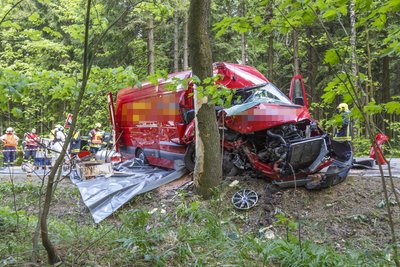 Ein mit Farben beladener Transport ist am Montag auf der Neudorfer Straße verunglückt.