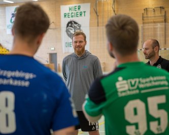 Positive Zwischenbilanz: Die HSG-Trainer Alexander Matschos (M.) und Uwe Lange haben ihre Schützlinge seit Anfang Juni um sich geschart und bereits die Grundlagen für die neue Saison gelegt. 