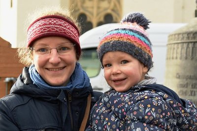 Neugierige Zuschauer: Marika Rösel mit Töchterchen Evelyn (3).
