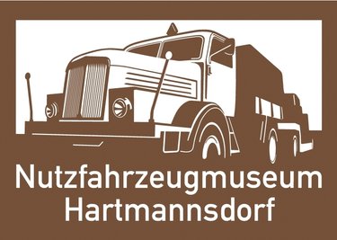 An der Autobahn wird bereits auf eines der touristischen Highlights von Hartmannsdorf hingewiesen: das Nutzfahrzeugmuseum.