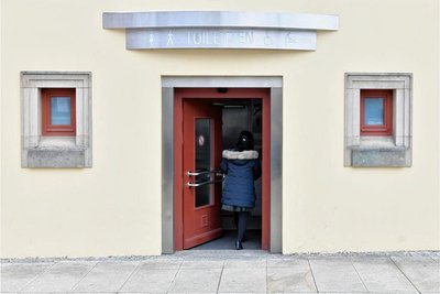 Die Toilettenanlage auf dem Freiberger Obermarkt (Rathausseite) wurde 2022 aufwändig saniert. 