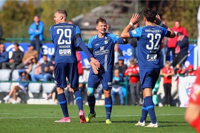 Torschützen unter sich: Simon Noah Roscher (v.l.n.r.) traf beim deutlichen 9:1-Sieg des Chemnitzer FC in Grimma dreifach, Kevin Freiberger machte einen Treffer, Andis Shala erzielte zwei Tore.
