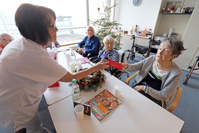 Schwester Sandra verteilt Weihnachtskarten an die Patienten im Kreiskrankenhaus Freiberg.