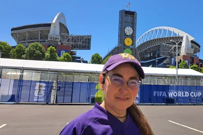 Verena Toth vor dem Stadion in Seattle, in dem sechs WM-Spiele stattfinden werden. Die gebürtige Karl-Marx-Städterin wohnt seit vier Jahren in der Nähe der US-amerikanischen Metropole.