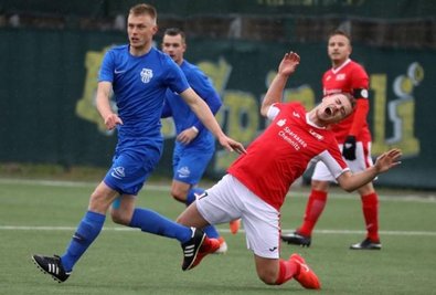 Der VfL Hohenstein-Ernstthal, hier beim Spiel gegen Neugersdorf im November, zieht seine Männermannschaft aus der Fußball-Oberliga zurück.