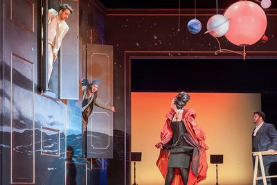 Turbulente Bühneneinweihung: Don Giovanni (Sebastian Seitz), Leporello (Johannes Fritsche, Donna Anna (Christina Maria Heuel) und Masetto (Maurice Giancarlo Avitabile, v. l.) in Aktion. 