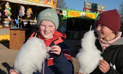 Felicitas Rieth (l.) und Lena Gebhardt haben sich beim Rummelbesuch am Samstag die Zuckerwatte schmecken lassen.