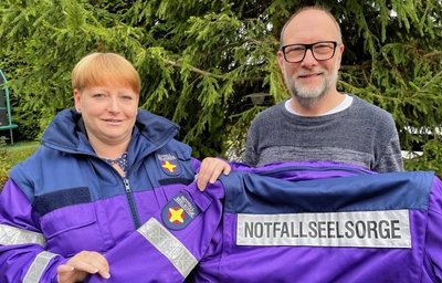 Sindy Poller und Michael Döhler gehören zum Kriseninterventionsteam Aue-Schwarzenberg und freuen sich über die neuen Einsatzjacken. 