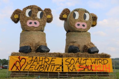 So humorvoll werden die Besucher am Ortseingang begrüßt.