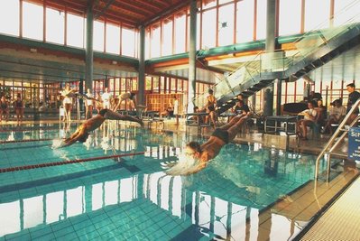 
              <p class="artikelinhalt">Das Erzgebirgsbad in Thalheim. Mit der Ausgliederung des Heizhauses aus der Wohnungsbaugesellschaft und der Installation neuester Technik könnten im Jahr 80.000 Euro an Heizkosten gespart werden.</p>
            