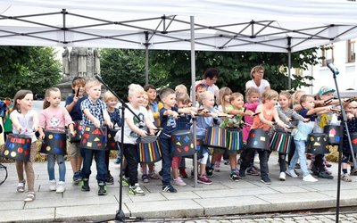 Die Mädchen und Jungen der Kita "Zwergenvilla" boten zum Stadt- und Gewerbefest in Adorf ein kleines Programm, das viel Zuspruch fand.