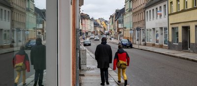 So präsentiert sich die Rochlitzer Straße in Mittweida auf Höhe des Käsefachgeschäfts von Jürgen Voigt heute: Die Platten des Bürgersteigs sind uneben, und die Straße mit den parkenden Fahrzeugen wirkt wenig einladend. 
