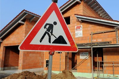 Wer wegen der gestiegenen Baupreise jetzt nachfinanzieren muss, gerät wegen der höheren Zinsen für Immobilienkredite schnell in finanzielle Schwierigkeiten. 