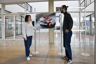Marketingmanagerin Andrea Messig und Kurator Robert Verch diskutieren über Kunst und Wissenschaft.