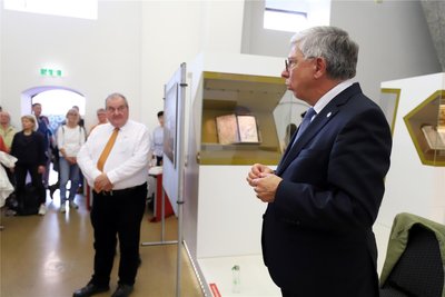 Auch Prof. Klaus-Dieter Barbknecht, Rektor der TU Bergakademie Freiberg, ließ es sich nicht nehmen, zur Ausstellungseröffnung die Gäste zu begrüßen.