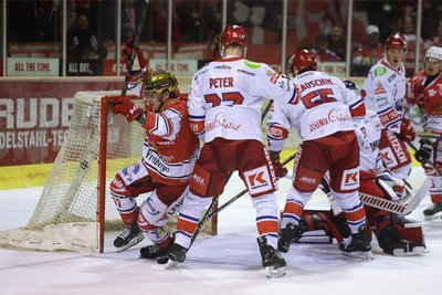In der Szene drückt Colin Smith die Scheibe zur 2:1-Führung über die Linie und dreht jubelnd in Richtung der Attacke-Kurve ab.