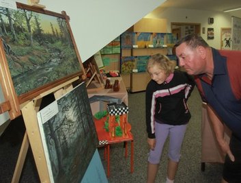 
              <p class="artikelinhalt">Die Kunst-Ausstellung zum 1. Kultursommer am Auersberg in Sosa erfreute sich großer Beliebtheit. Auch Lucie Huber und ihr Opa Gerhard Unger schauten sich die Exponate im Dachgeschoss des Feuerwehrdepots an. </p>
            