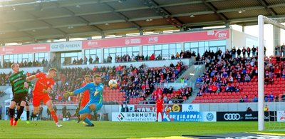 Elias Huth (2. v. l.) trifft kurz vor dem Pausenpfiff zum 2:1 für den FSV Zwickau. 