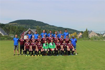 FV Blau-Weiß Königswalde: (h.v.l.): Patrick Roscher, Eric Hillig, Trainer Thomas Roscher, Norman Richter, Lukas Unger, Walther Siegel, Max Hofmann; (m.v.l.): Stefan Bergmann, Jacob Hennig, Marcus Bergner, Johannes Rockstroh, Michael Moritz, Paul Lüpfert, Kevin Bräuer, Jonathan Seidel, Tony Loos, Stefan Langer, Mannschaftsleiter Oliver Bauer; (v.v.l.): Max Bartl, Tommy Groß, Arne Zinn, Tizian Schaarschmidt, Mario Garbe, Ronny Friedel, Albrecht Seidler, Kevin Dost