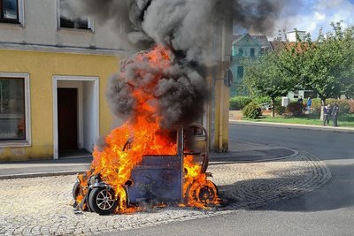 Die Flammen zerstörten das Elektroauto. Das Foto entstand im unteren Bereich der Achterbahn kurz nach dem Eintreffen der Freiwilligen Feuerwehr. 