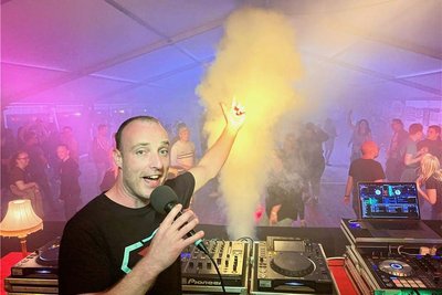 DJ Lemore legte am Freitagabend zum Hutstadtfest in Mulda auf und sorgte für Stimmung.