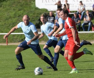 Begleitet von einem Pulk Marienberger Kicker jagt der Lößnitzer Nico Seifert auf eigenem Platz dem runden Leder nach. Sein Team fasste im Erzgebirgsderby der Landesliga aber nie richtig Fuß und verlor 1:3. 
