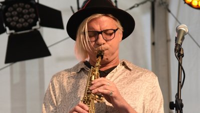 Volker "Holly" Schlott beim Konzert seiner Jazz-Formation Favo im Sommer vorigen Jahres auf Schloss Voigtsberg. 