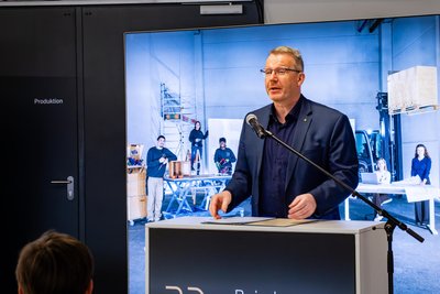 Landrat Sven Krüger eröffnete im Beisein von Schülern und Eltern die mittelsächsische „Woche der offenen Unternehmen“. In seinem Grußwort betonte der gelernte Elektrotechniker, dass das Handwerk die Basis für jede Karriere bilden könne.