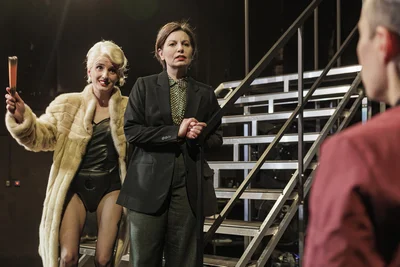 Wie anziehend ist Macht? Mephisto (Sophie Hess) ist an Fausts Seite (Claudia Lüftenegger, Mitte), um Karim (Hanif Idris) zu verführen.