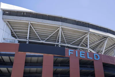 Aus Lumen Field wird Field. Da die Fifa keine gesponserten Eigennamen der WM-Stadion zulässt, musste der Schriftzug des Geldgebers am Stadion in Seattle verdeckt werden. Ebenso der riesige Schriftzug auf dem Dach.
