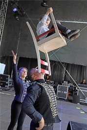 Armando Renz balanciert seinen Sohn John, Mutter Ramona Renz assistiert. 