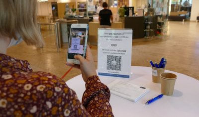 Vor der Kasse der Silber-Therme müssen Besucher nun wieder ihre Kontaktdaten angeben - entweder via Handy-App oder handschriftlich. Außerdem müssen sie geimpft, getestet oder genesen sein. 