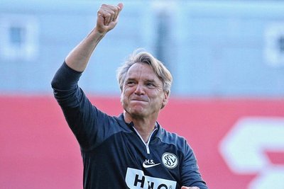 Trainer Horst Steffen hat mit dem SV Elversberg oft Grund zum Jubeln. Seine Mannschaft steht an der Tabellenspitze der Dritten Liga.