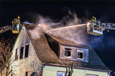 Auch mit Hilfe von zwei Drehleitern bekämpften die Feuerwehrleute den Brand, der vom Obergeschoss auf die Dachkonstruktion übergegriffen hatte.