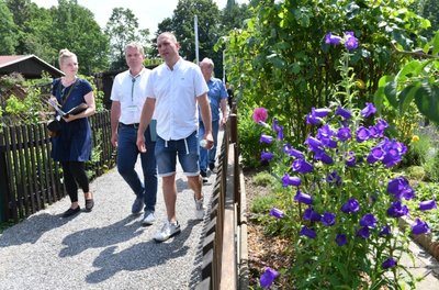 Vereinsvorsitzender Sven Halfter (vorn v. r.) führte die Jury des Bundeswettbewerbs "Gärten im Städtebau" durch die Freiberger Gartenanlage "Waldfrieden" - hier mit Jurychef Thomas Kleinworth und Pressefrau Sandra von Rekowski.