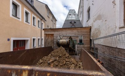 Ein Zugangspunkt für die Beräumung und Sicherung des Untergrunds in der Annaberger Innenstadt befindet sich am Klosterberg.