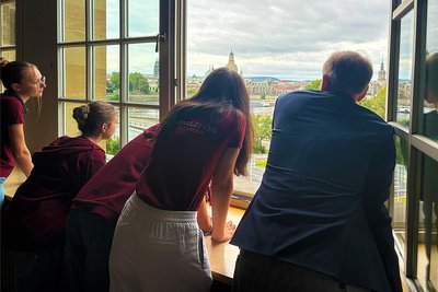 Blick mit dem MP aus dem Georg-Gradnauer-Saal der Staatskanzlei auf die eingestürzte Carolabrücke