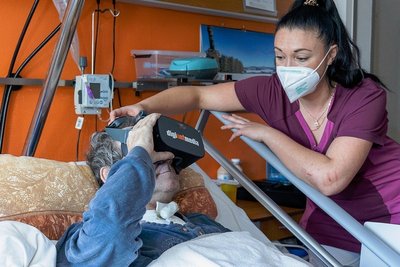 Wachkoma-Patient Steffen Spranger taucht mit dem Blick durch die VR-Brille in neue Welten ein. Ergotherapeutin Marie Hüttner setzt virtuelle Reality (VR) als Wohlfühl-Therapie ein.