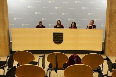 Die Vogtländerinnen im Saal für Pressekonferenzen der Staatskanzlei