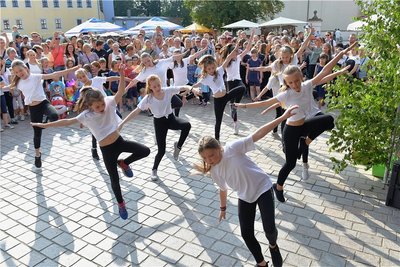 Im Weindorf zeigten am Samstag die jungen Tänzerinnen und Tänzer des TSV Schwarz-Weiß ihr Können. In vier Altersgruppen sorgten sie für tolle Stimmung unter den Gästen, unter ihnen Eltern, Verwandte und Freunde.