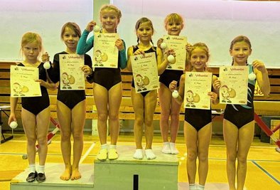 Gelungener Abschluss: Die Flöhaer Mädchen der AK 6 bis 9 Jahre mit Leandra Meinhold, Ella Semmler, Nora Schroth, Luise Scheibler, Hannah Wagner, Luna Uhlig und Lea Scheibler (v. l.) überzeugten beim traditionellen Kürturnen in Grünhainichen. 